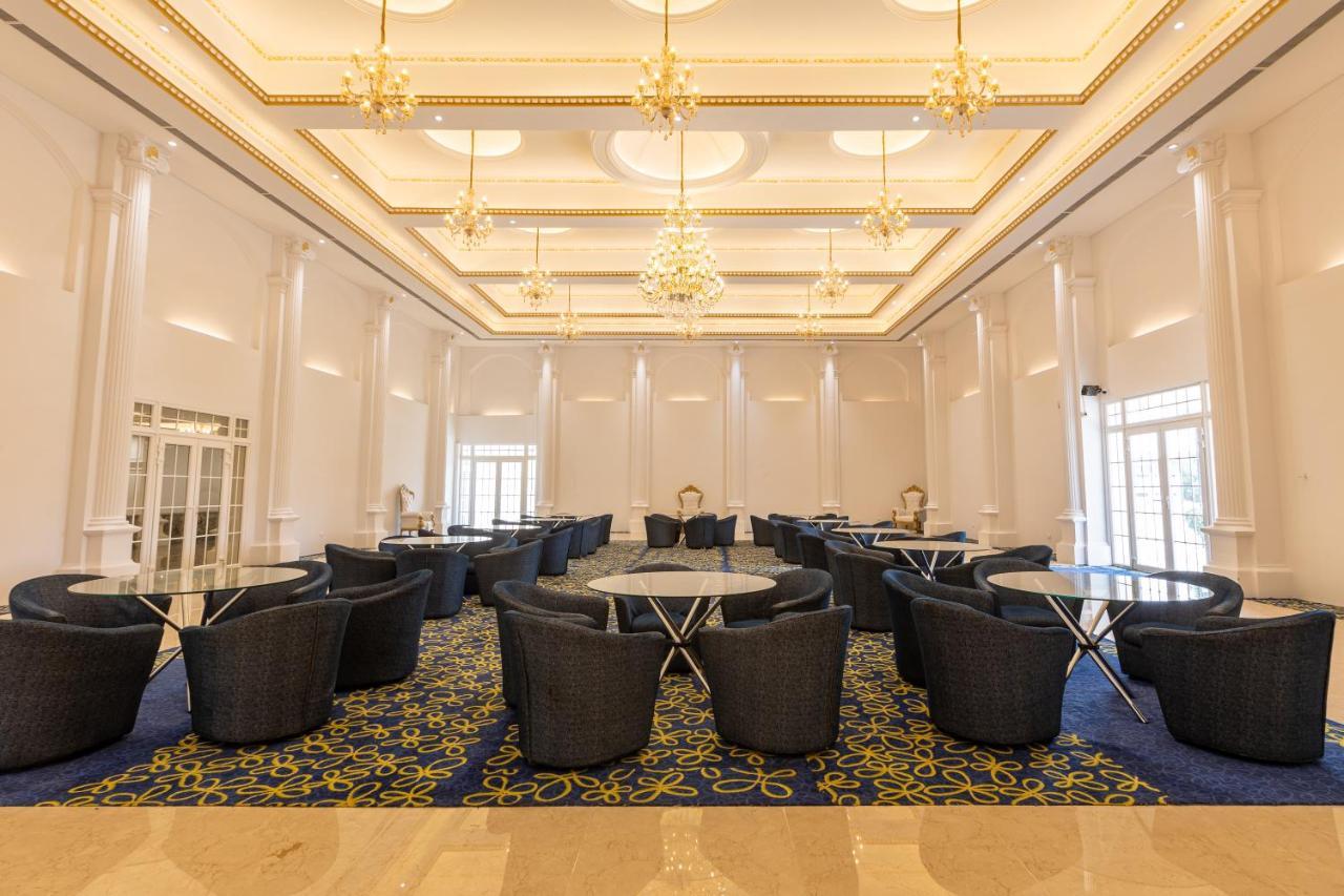 The Grand Monarch Hotel, Удджайн Экстерьер фото