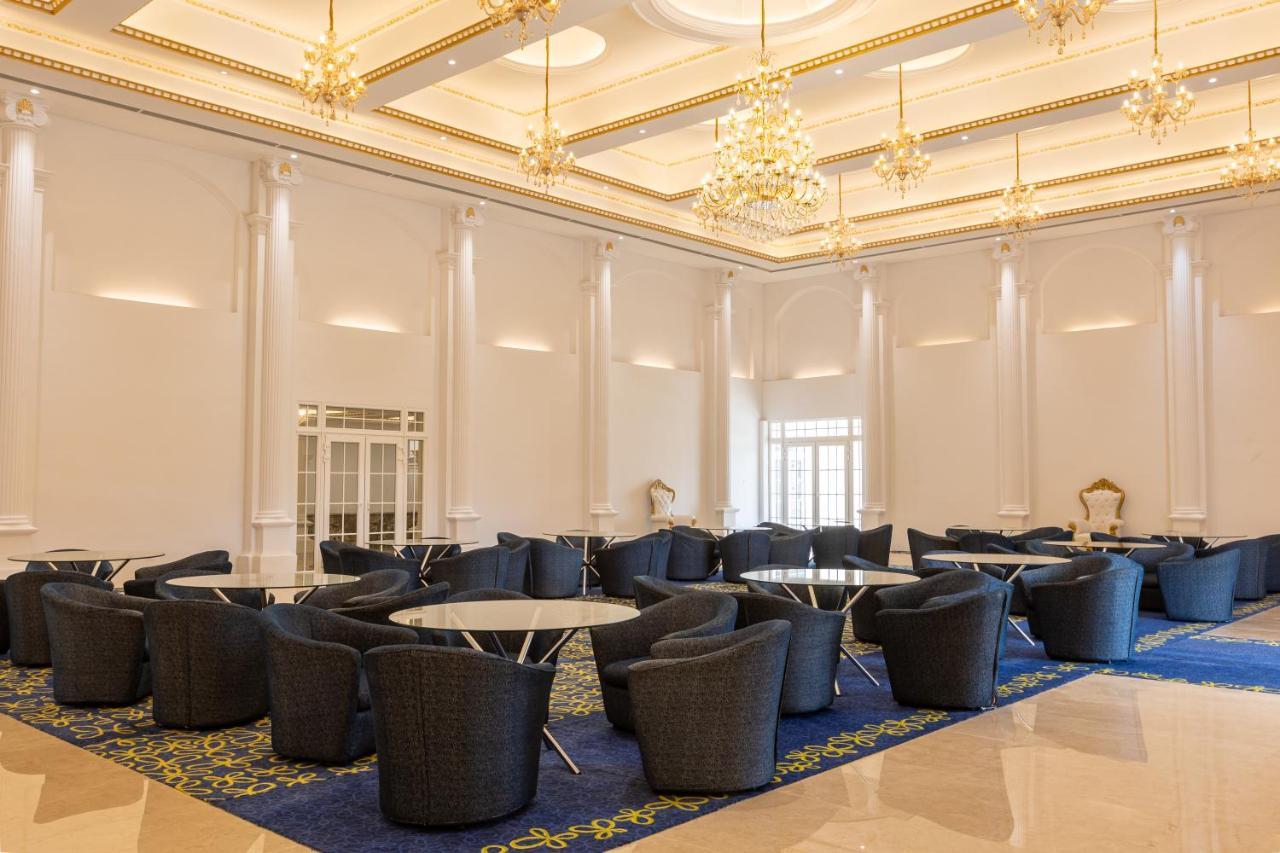 The Grand Monarch Hotel, Удджайн Экстерьер фото
