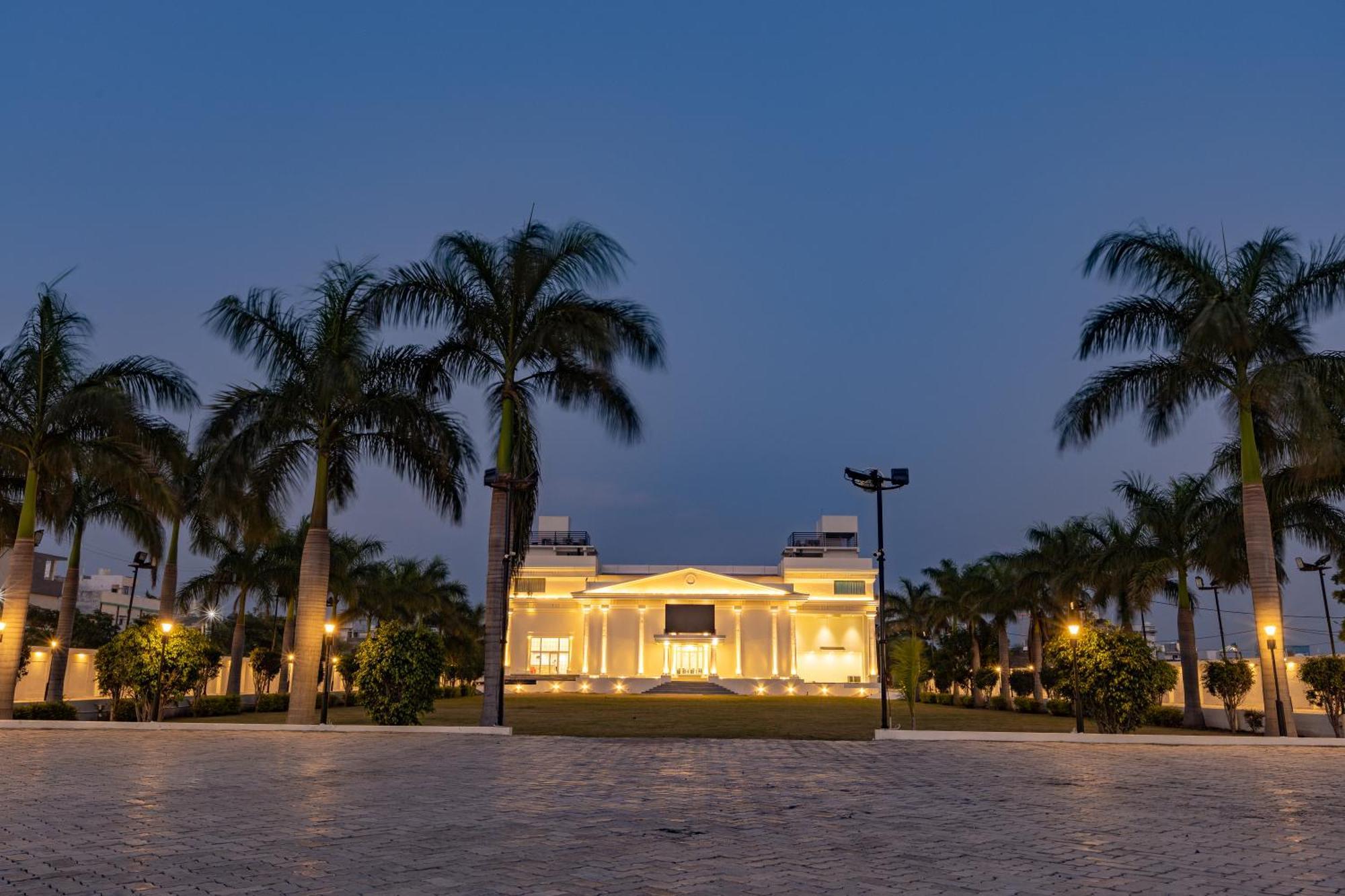 The Grand Monarch Hotel, Удджайн Экстерьер фото