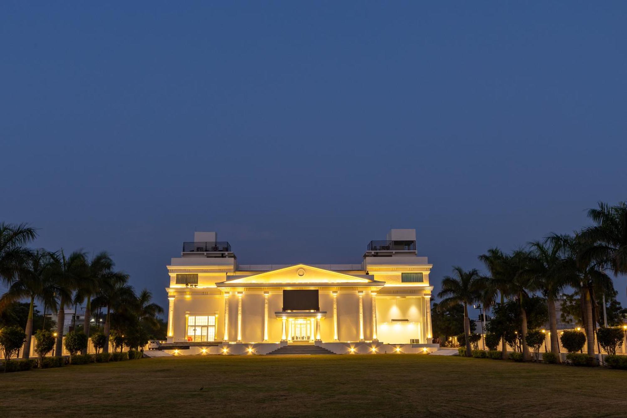 The Grand Monarch Hotel, Удджайн Экстерьер фото